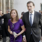 Mariano Rajoy y su esposa, Elvira Fernández, a la salida de la iglesia de Santa María del Sar, en Santiago, tras una boda.