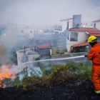 Un bombero trabaja en la extinción del incendio de Funchal, la capital de Madeira. GREGORIO CUNHA