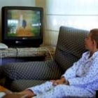 Un niño ve la televisión en el cuarto de estar de su casa