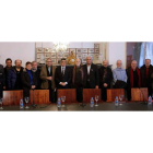 Patxi López con los escritores, entre ellos los leoneses José María Merino (segundo por la izquierda) y Guerra Garrido, a la derecha del presidente de las Cortes. ballesteros