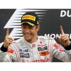 Jenson Button, del equipo McLaren Mercedes, celebra con efusividad en el podio la victoria conseguid