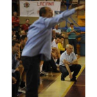 Ribera atento al partido y en primer plano Dujshebaev.