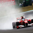 El piloto Fernando Alonso de Ferrari conduce su monoplaza .