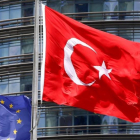 Las banderas de Turquía y de la UE ante un hotel en Estambul