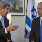 Kerry (izquierda) habla con Netanyahu, en un hotel de Berlín, este jueves.