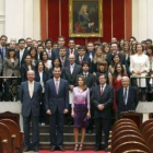 Los Príncipes de Asturias, posan para la foto de grupo en la Real Academia de Bellas Artes de San Fe