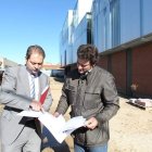 El concejal de Urbanismo y el alcalde, en la futura nueva Calle Bermudo, junto al Ayuntamiento.