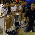 Isidoro Martínez observa el partido desde el banquillo del Reale Ademar.