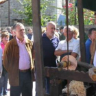 El alcalde de Posada y el subdelegado del Gobierno visitan a un vendedor de la feria.