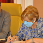La presidenta de la asociación de pensionistas con el alcalde. DL