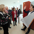El consejero delegado de Stac, Carlos Vega, muestra uno de los paneles a la consejera. L. DE LA MATA