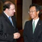 El presidente Herrera, junto al embajador japonés, ayer, en Valladolid