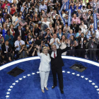 Clinton y Kaine, ovacionados por la multitud demócrata en Filadelfia. TRACIE VAN AUKEN