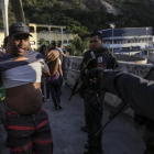 Agentes de la policia patrullan frente a la favela Rocinha durante una marcha de los habitantes pidiendo paz, el jueves 19 de octubre de 2017 , en Río de Janeiro, Brasil.