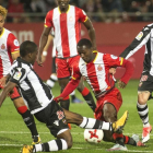 Olunga es frenado por un defensa del Levante durante el partido de Copa del jueves.