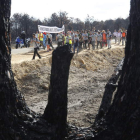 La marcha discurrió por las carreteras que cruzan los bosques quemados.