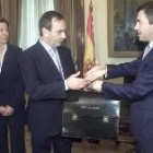 José Antonio Alonso recibe la cartera de Interior de manos de Ángel Acebes el pasado 20 de abril