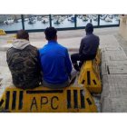 Tres menores que entraron en Ceuta contemplan el puerto desde un centro de acogida de migrantes. MANUEL RUS