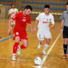 Omar controla el balón a pesar de la oposición de un rival.