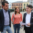 Javier Morán, presidente de Fele-Bierzo, ayer con los concejales de USE Cristina López Voces y Samuel Folgueral