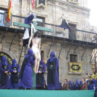 Imagen de archivo de El Desenclavo en la plaza Mayor durante la procesión del Santo Entierro.