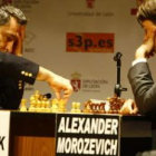 Máxima concentración: Ivanchuk mueve pieza ante Morozevich.
