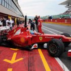 Fernando Alonso, sale del box del equipo con su Ferrari.