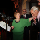 Yolanda Ordás, anoche, felicitada por Luis del Olmo en presencia del alcalde de Ponferrada, Marco Morala. L. DE LA MATA