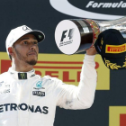 El piloto británico de Mercedes Lewis Hamilton en el podio tras vencer en el Gran Premio de España de Fórmula Uno.