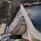 La grúa ya estaba ayer operativa en el embalse.