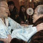 La surcoreana Kim Sung-yoon, de 96 años, se reencuentra con su hermana norcoreana, Kim Seok Ryu, de 80, este jueves en Kumgang (Corea del Norte).