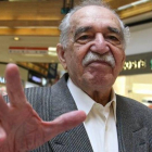 El escritor colombiano Gabriel García Márquez saluda a la prensa, durante su visita a un centro comercial en el sur de Ciudad de México, donde mostró su buen humor e incluso posó junto a un grupo de admiradoras.