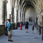 Un grupo de turistas extranjeros en el claustro de la Catedral de León.