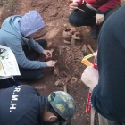 Voluntarios de la ARMH, ayer ante los restos del guerrillero.