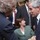 Emilio Gutiérrez saluda a la reina doña Sofía, ayer en Madrid.