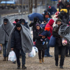 Varios refugiados cruzan la frontera hacia Serbia desde Macedonia. GEORGI LICOVSKI