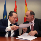 El procurador del Común, Tomás Quintana y el presidente del Consejo de Cuentas, Mario Amilivia.