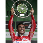 'Purito' Rodríguez levanta el trofeo tras ser proclamado vencedor del Giro de Lombardía.