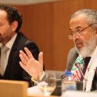 En primer plano, el diplomático Mohamed Abdel Kawy, sentado junto a Javier Folgueral. L. DE LA MATA