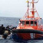 Rescate de 10 inmigrantes que viajaban a bordo de una patera cuando se hallaban a unas 9 millas de la isla de Tabarca, en Alicante, y que han sido trasladados al puerto de Alicante por la Salvamar Polaris, de Salvamento Maritimo.