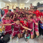 El Júpiter Leonés celebra la holgada victoria conseguida ante la Ponferradina B en Compostilla. DL