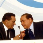 El presidente egipcio, Hosni Mubarak y Silvio Berlusconi, en su encuentro del lunes.
