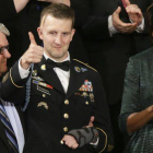 El soldado Cory Remsburg, entre su padre y Michelle Obama, ovacionado por la Cámara.