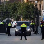 Agentes de los Mossos controlan los accesos al Parlament de Cataluña.
