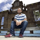 Rober Amado, en la puerta de la naval de Ferrol.