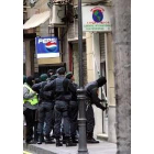 Efectivos de la Guardia Civil precintan dos locales ayer en Alicante,