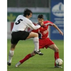 La defensa riojana trató de frenar a Rubén Vega como fuera