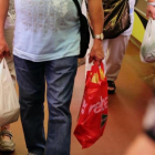 Un consumidor con bolsas de plástico.