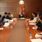 El presidente de la Junta, Juan Vicente Herrera, reunido con los grupos políticos de Las Cortes