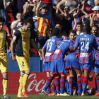 Los jugadores del Levante celebran el segundo gol de su equipo ante la desolación de Tiago y Godín.